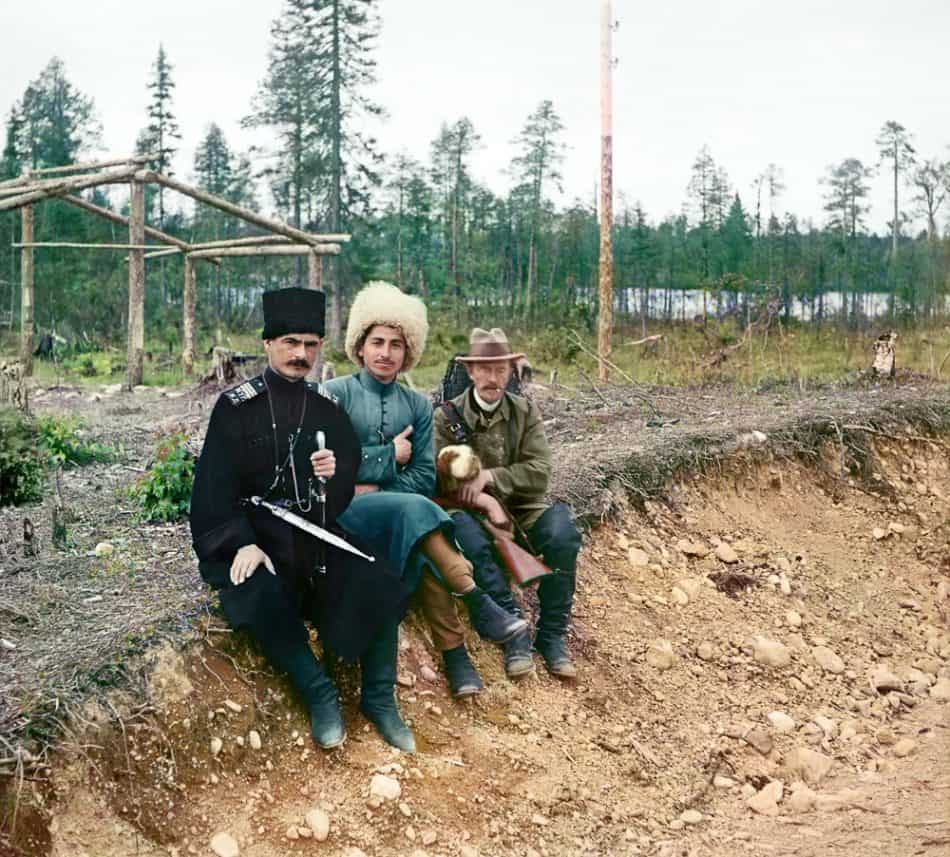 С.М. Прокудин-Горский (справа) с двумя участниками строительства Мурманской железной дороги. 1916 год