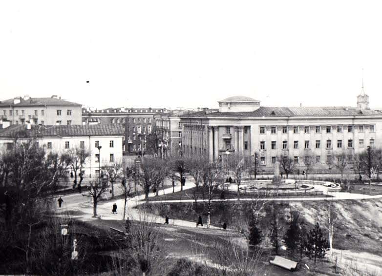 Бывший Палатский переулок в конце 1950-х. Слева – бывшие присутственные места, справа – дом с колоннами, на котором висит мемориальная доска о Державине