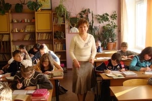 Урок в 5  классе ведет преподаватель математики Любовь Васильевна Годиева