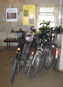 Участники брифинга приехали в библиотеку на велосипедах