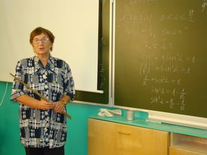 Урок математики ведет преподаватель Татьяна Алексеевна Абрамова. В школе она работает уже 39 лет!