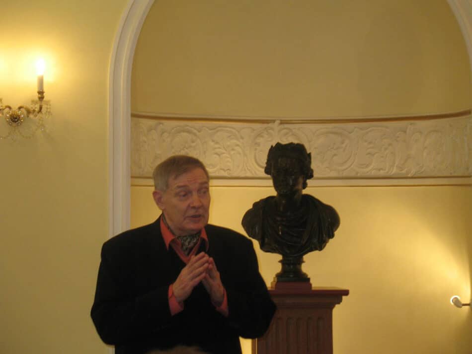 Валерий Ананьин на презентации своей книги 