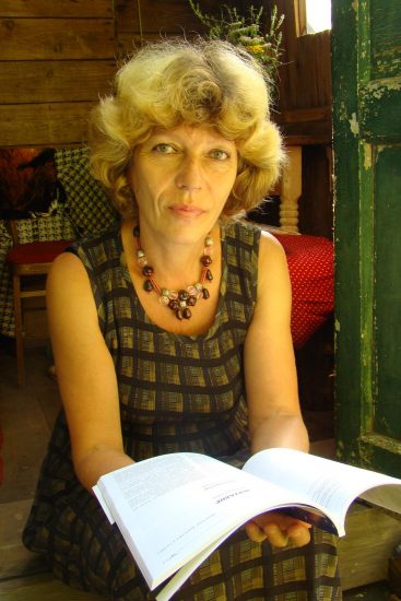 Наталья Лаврецова со свежим номером журнала "Юность", в котором  опубликована ее повесть  "Зеленое солнце"