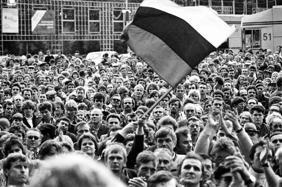 Митинг 20 августа 1991 года в Петрозаводске. Фото Владимира Ларионова