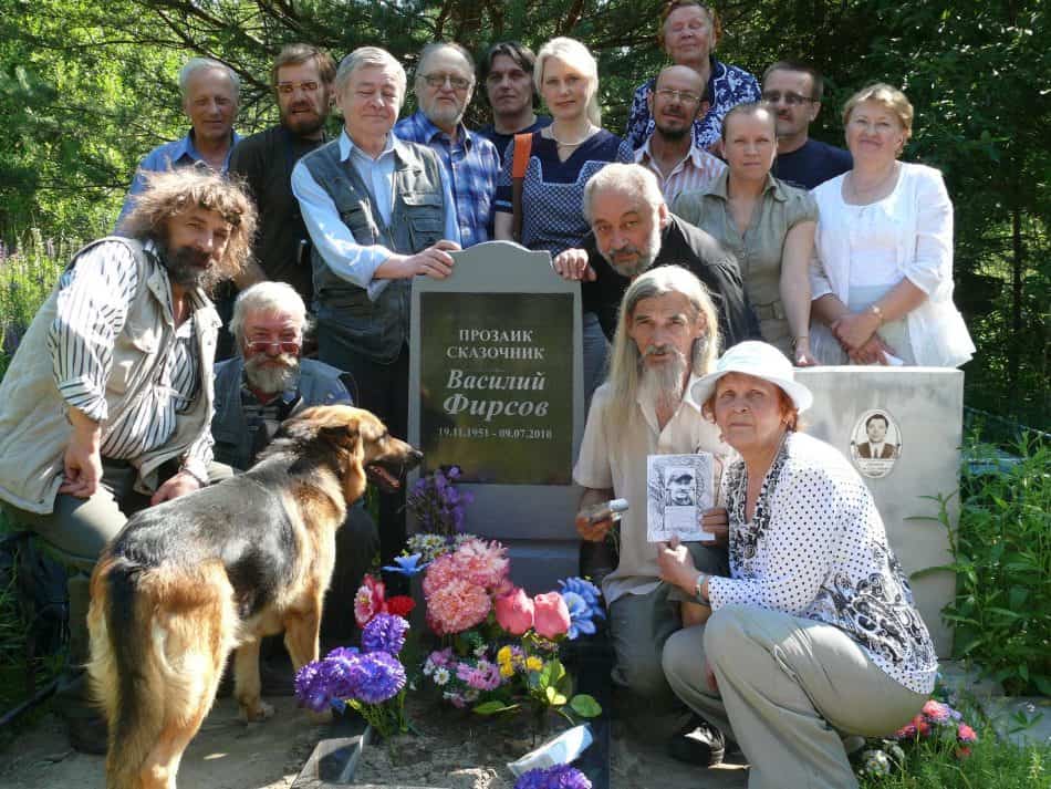 Друзья и родственники на могиле Василия Фирсова в годовщину его смерти 