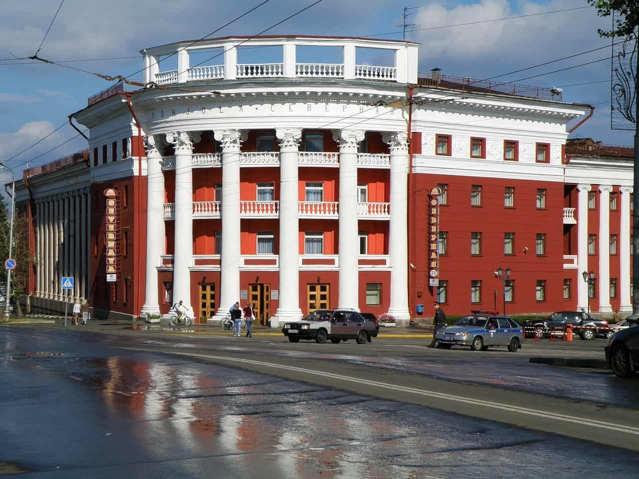 Одна из наилучших точек визуального восприятия гостиницы. Главный фасад - угловая закругленная 4-этажная часть - решен в виде изогнутого портика с аттиком. Фото: hotel-inn.ru 