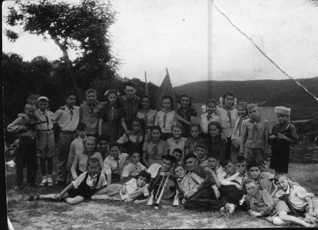 В пионерлагере. Котэ на снимке нет, так как он фотографирует. 1945 год