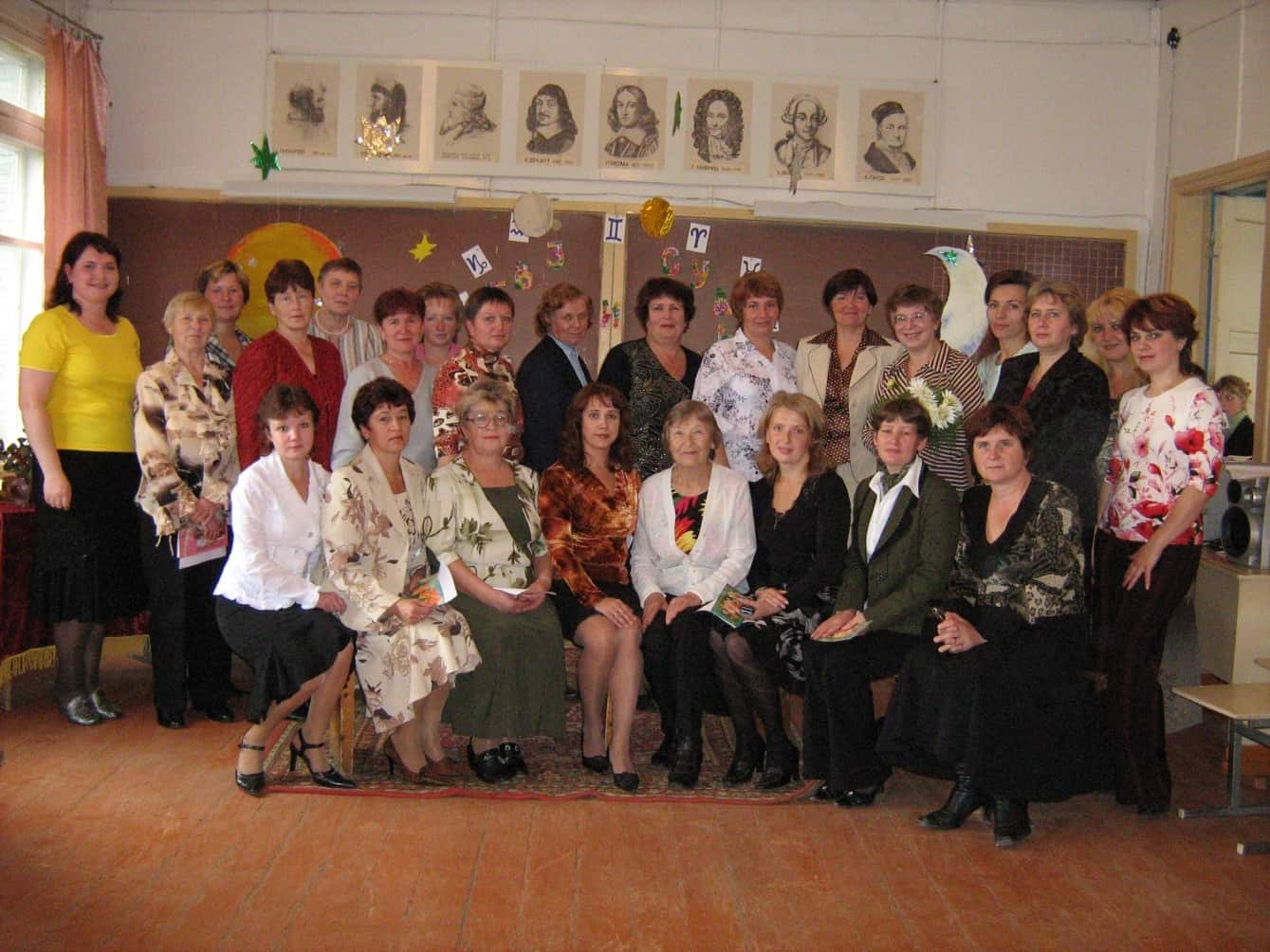 Нина Морозова во втором ряду, шестая справа