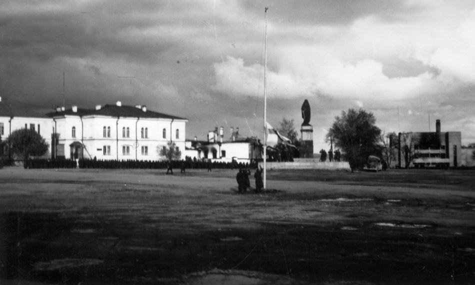 В центре - разрушенное здание публичной библиотеки в 1942 году. Фото из архива Н. Кутькова