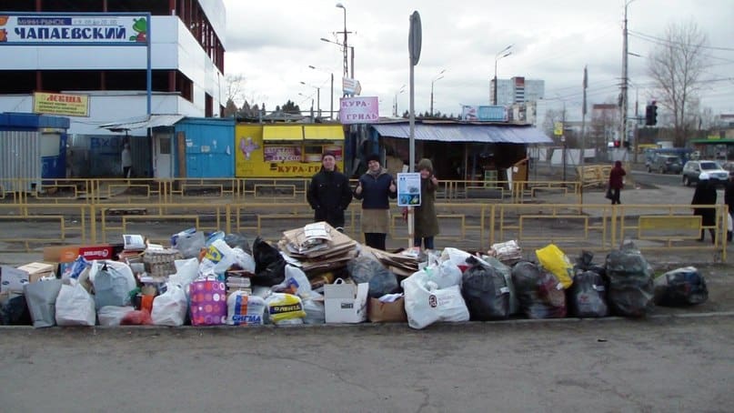 В макулатуру  несли Пушкина и Достоевского