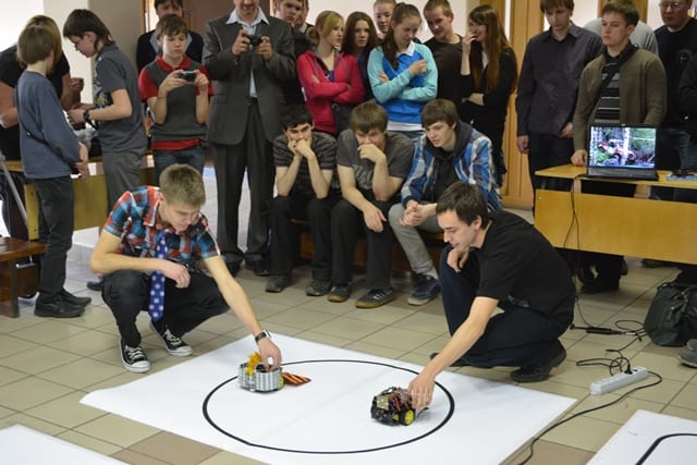 Школьную битву роботов выиграла команда Umbrella