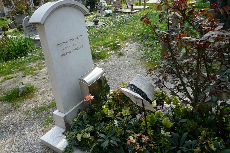 На могиле Иосифа Бродского. Фото www.tunnel.ru