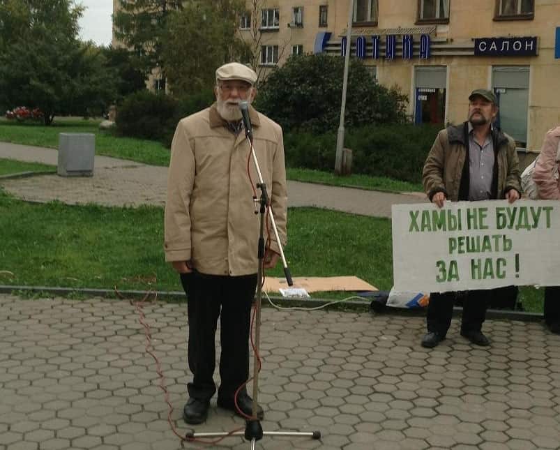 Академик Орфинский на митинге 18 сентября за роспуск Петросовета. Фото Натальи Мешковой