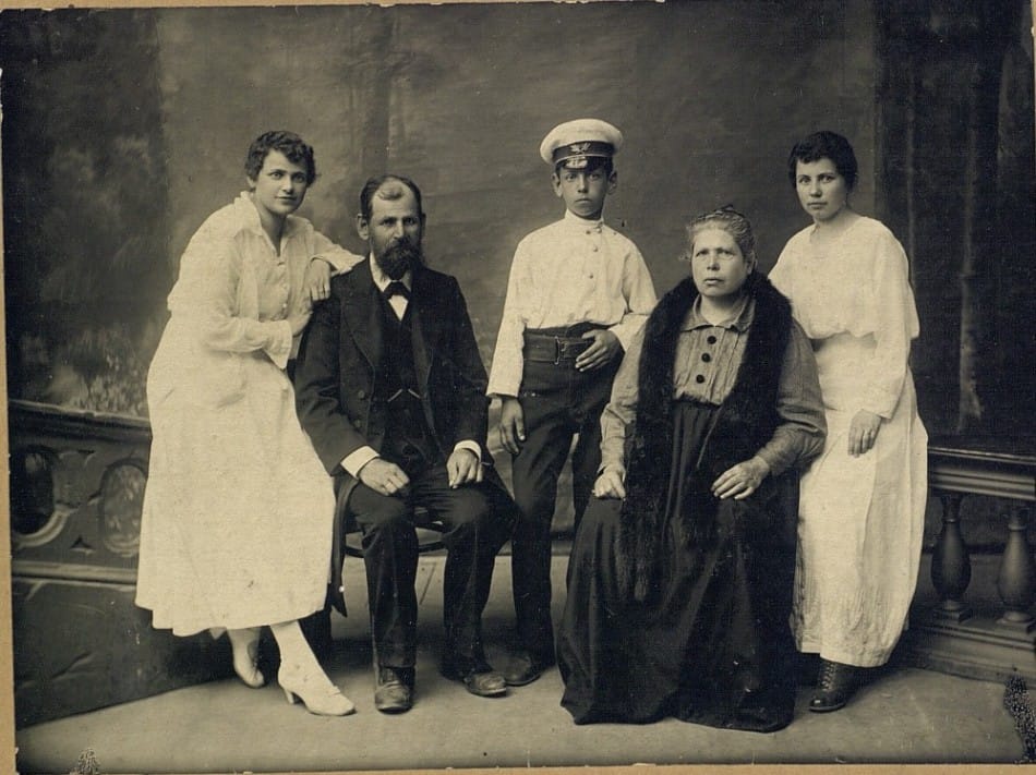 Август 1917 года. Семья Никитиных, бабушка крайняя справа