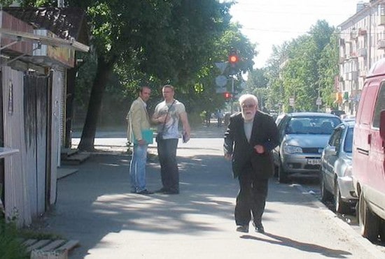 Вячеслав Петрович бежит спасать здание детской поликлиники. 16 июня 2013 года. Академику 84-й год.  Фото Натальи Мешковой