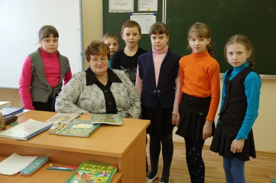 Учитель английского Нелли Петровна Бузенкова со своими учениками