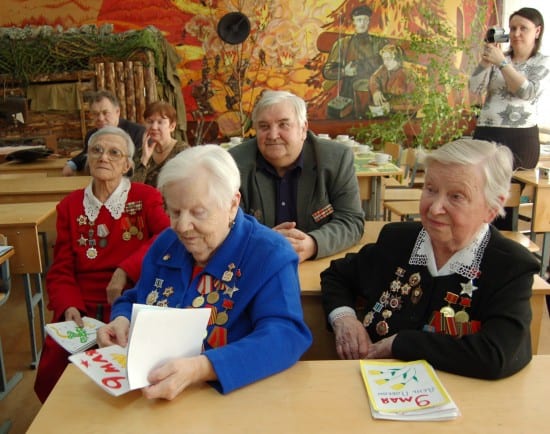 Раньше ветераны всегда приходили в музей. Клавдия Ефимовна на фото слева