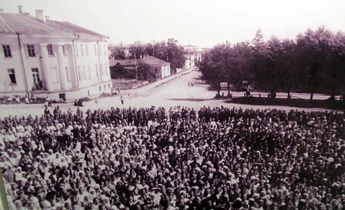 Участники митинга в честь освобождения Петрозаводска. Фотография представлена на выставке