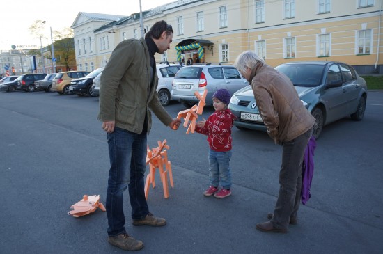 Малышке Василисе повезло: художник Егор Кукушкин подарил ей фигурку  песика