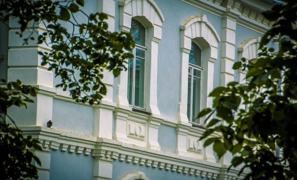 Фрагмент фасада. Обрамление окон. Фото А. Барабанова