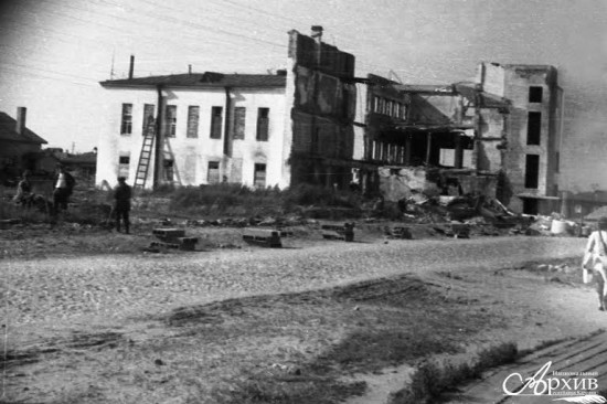 Здание Дома связи на улице Дзержинского, разрушенное в годы войны. Петрозаводск, 1945 год