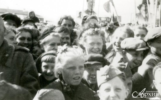 Жители города на митинге в День Победы на площади 25 Октября (ныне – пл. им. В.И. Ленина). Петрозаводск, 9 мая 1945 года