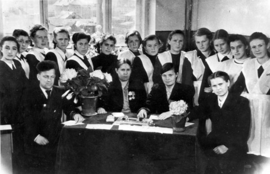 Экзамен на Аттестат зрелости в средней школе №8 г. Петрозаводска. За столом третья справа директор школы Александра Гавриловна Полякова. 1949 год