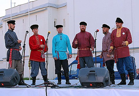 5-	Участники культурной программы форума на  сцене, установленной на Соборной площади. Фото с сайта форума «Вологодский собор»