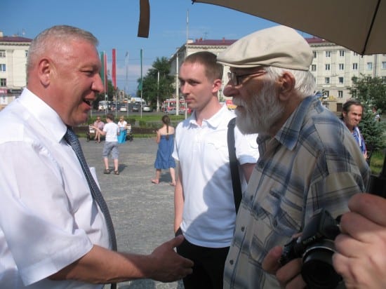 На открытии стелы академик Орфинский отказывается пожать руку тогдашнему мэру Николаю Левину