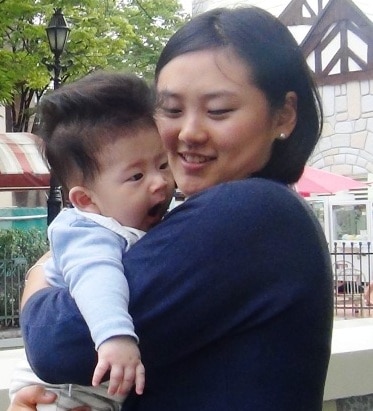 Корейская мама с малышом