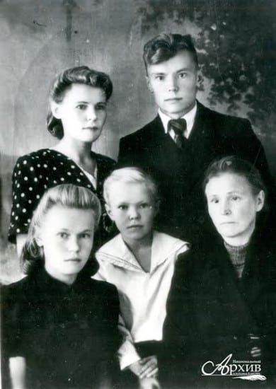 Д.Я. Гусаров с сестрами Евгенией, Надеждой, Ниной и матерью Анной Михайловной