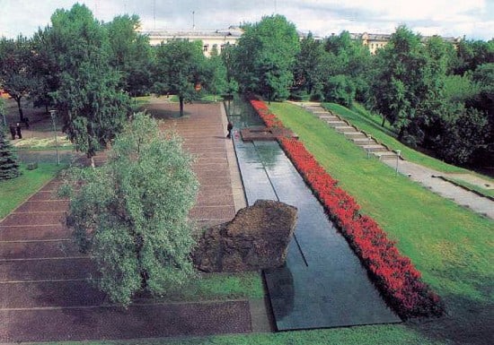 Панорама мемориала «Вечный огонь», который так органично вписался в старую площадь