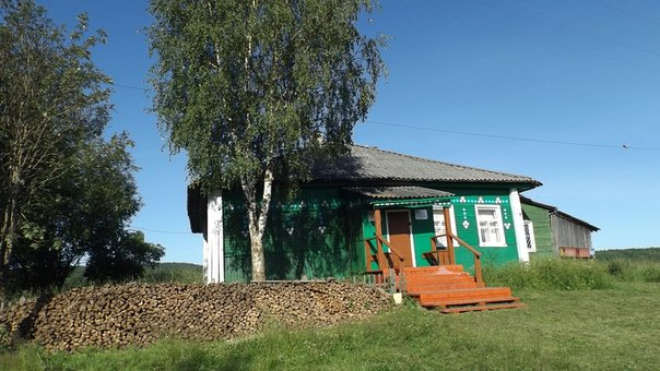 Клуб в деревне Фоймогуба. Рядом дрова, которых сейчас нет