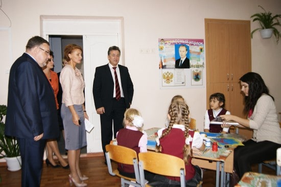 Вениамин Каганов (в центре) на уроке в Специализированной школе искусств Республики Карелия