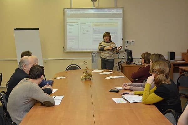 Ирина Кудельская и участники семинар в ПетрГУ