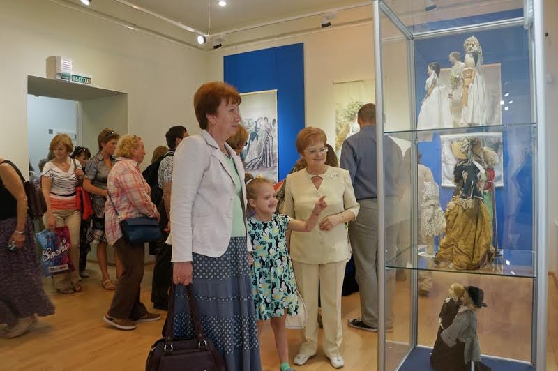 В Музее изобразительных искусств  РК открылась выставка «Удивительный мир старинных кукол»