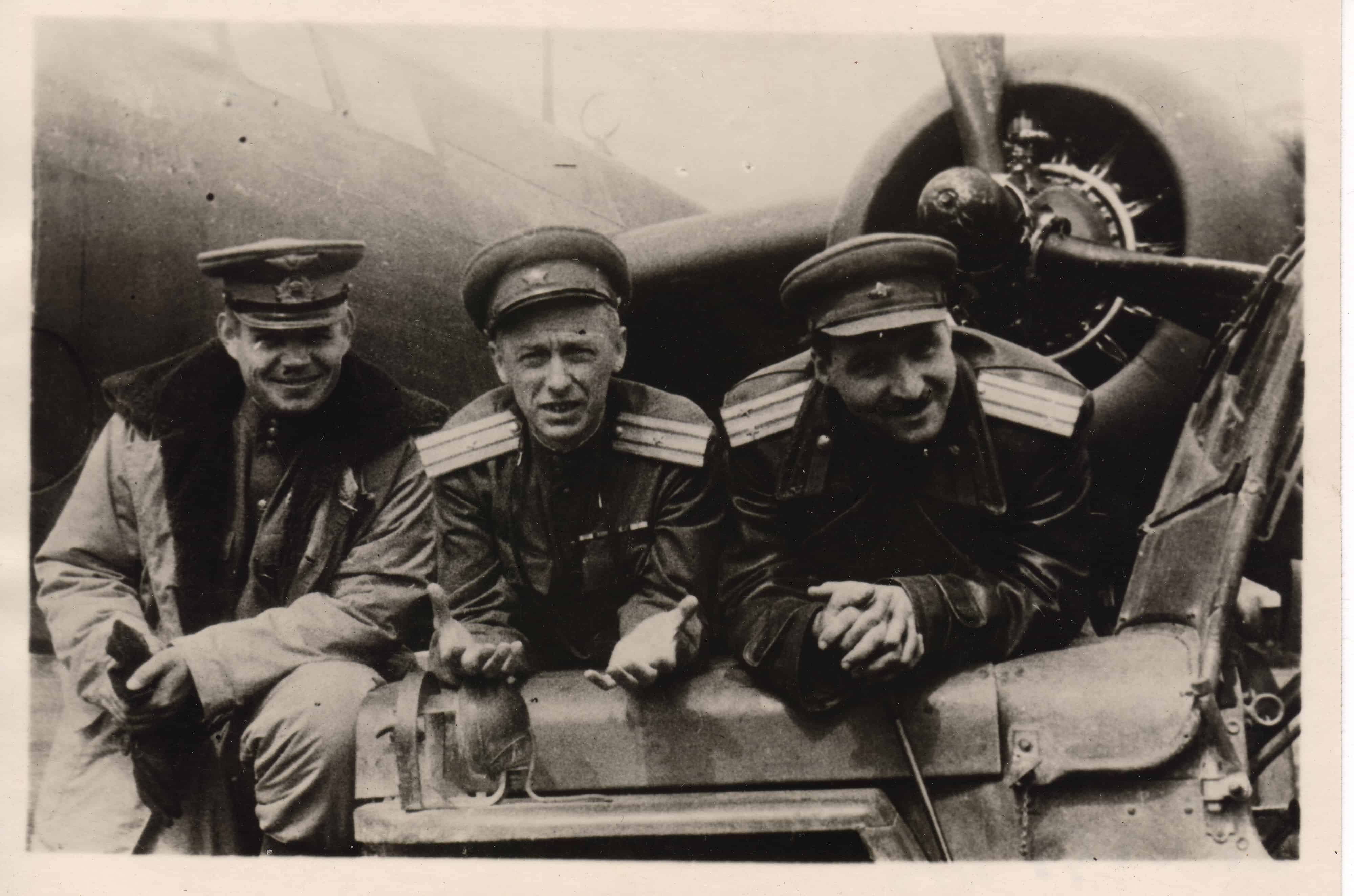 Константин Симонов и кинооператор Роман Кармен (в центре), 1942 год