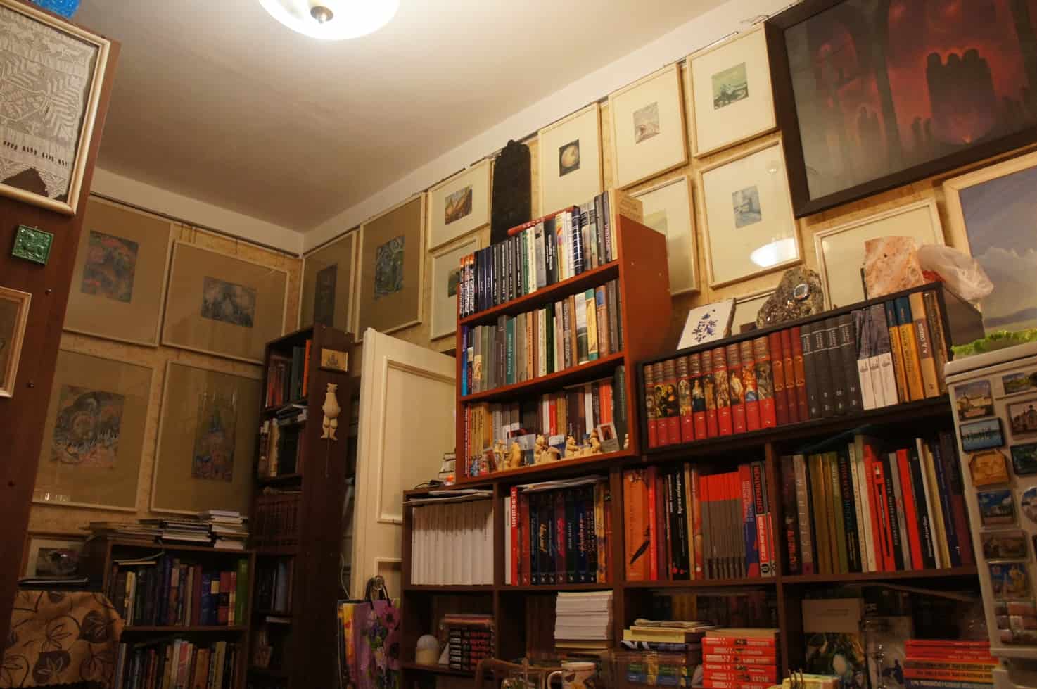 Квартира-музей Ю..Линника. Комната с картинами А. Сардана, С. Шиголева, Б. Смирнова-Русецкого