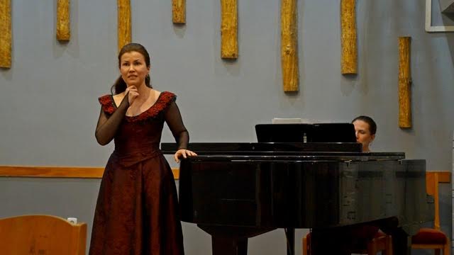 Солистка Музыкального театра Карелии Эльвина Муллина исполняет арию из "Травиаты"