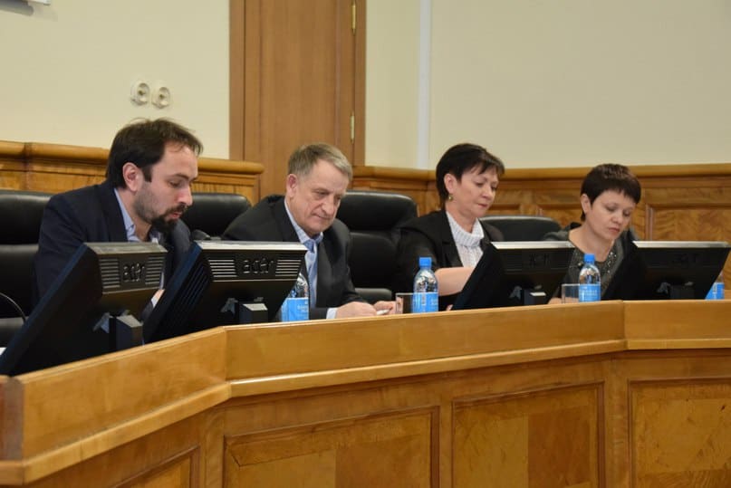 Заседание комитета вел Алексей Гаврилов (слева), не знавший даже о республиканском статусе школы