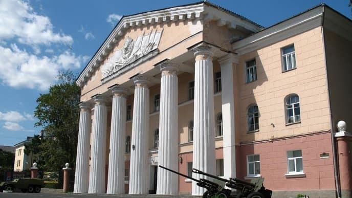 Петрозаводчане собирают подписи за спасение Дома офицеров