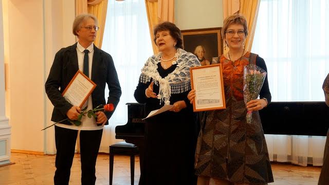 На вернисаже. Слева направо. Игорь Гашков, Наталья Вавилова, Ксения Дмитриева