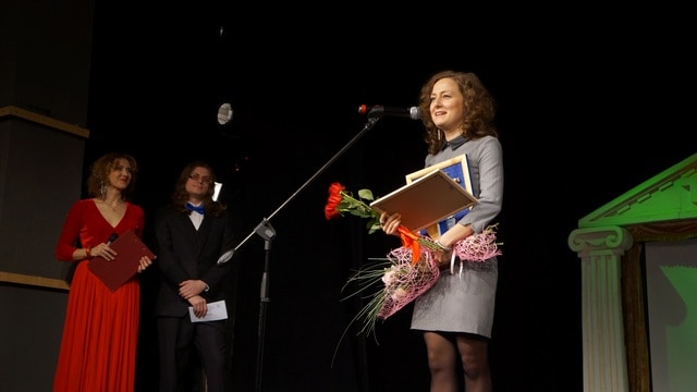 Валерия Ломакина удостоена "Онежской маски" за роль Лены в спектакле "Про мою маму и про меня" в номинации "Дебют"