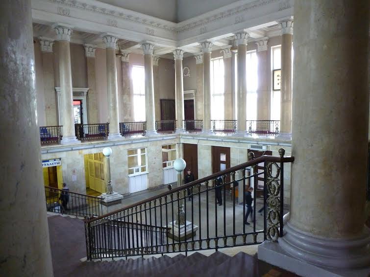 Интерьер центрального зала здания железнодорожного вокзала. Фото Г. Рябкова