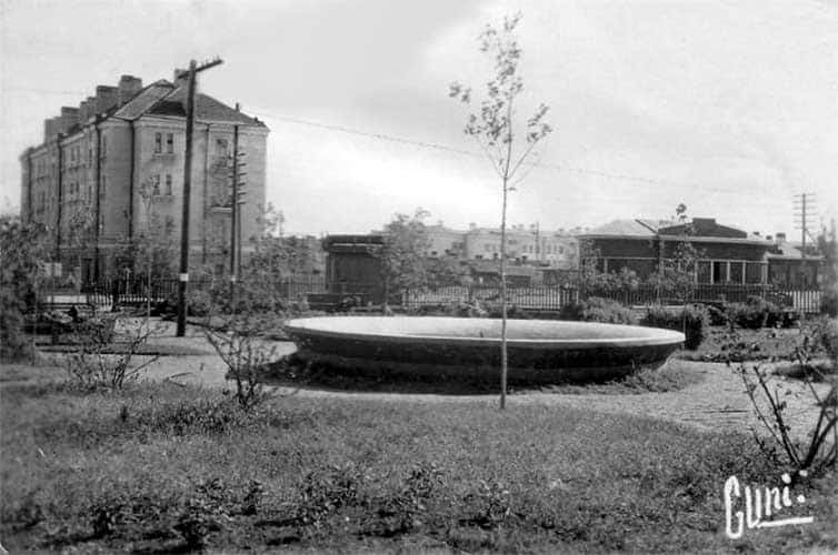 Привокзальная площадь со сквером. С фотографии 1942 года