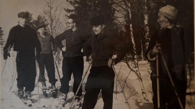 На снимке 10 марта 1946 года вместе с Зинаидой на прогулке – Константин Буторов, Суло Юнтунен, племянник Гавриила Борис Анкудинов и Георгий Стронк