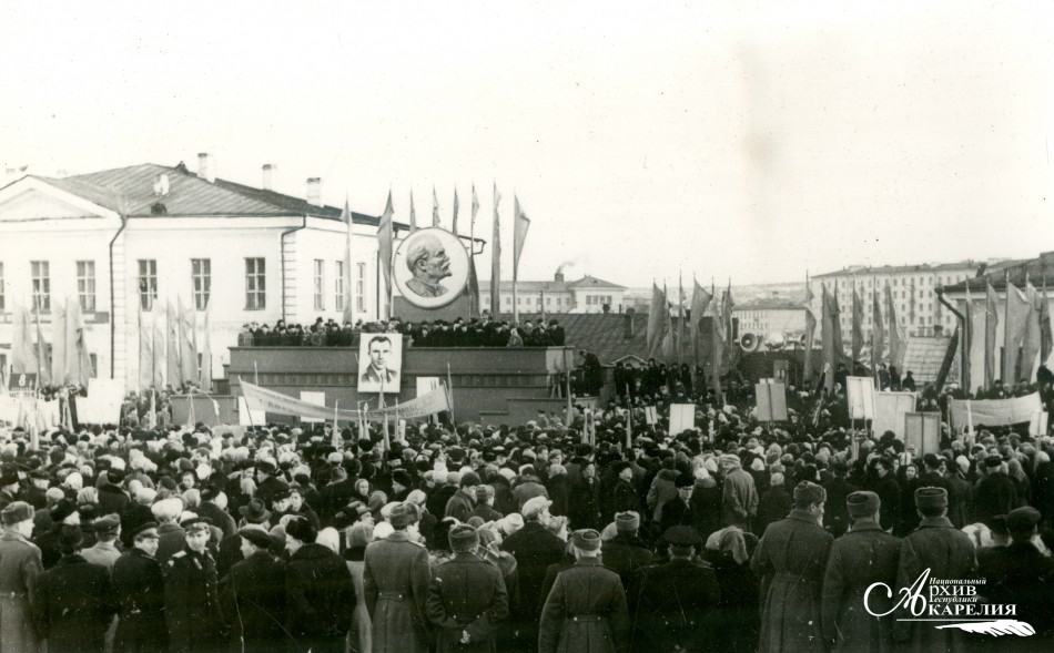 Митинг на площади Кирова, посвященный полету в космос Ю. А. Гагарина. Место и время съемки: Петрозаводск, 14 апреля 1961 г. Автор фотографии: Щеглов Е. А.