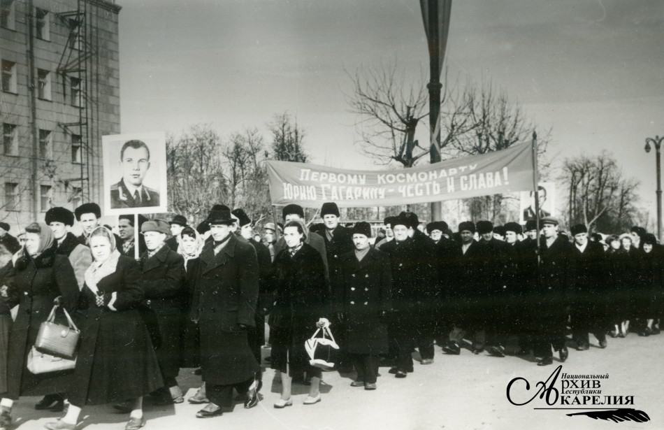 Жители г. Петрозаводска направляются на митинг, посвященный полету в космос Ю. А. Гагарина. Место и время съемки: Петрозаводск, 14 апреля 1961 г. Автор фото: Щеглов Е. А.