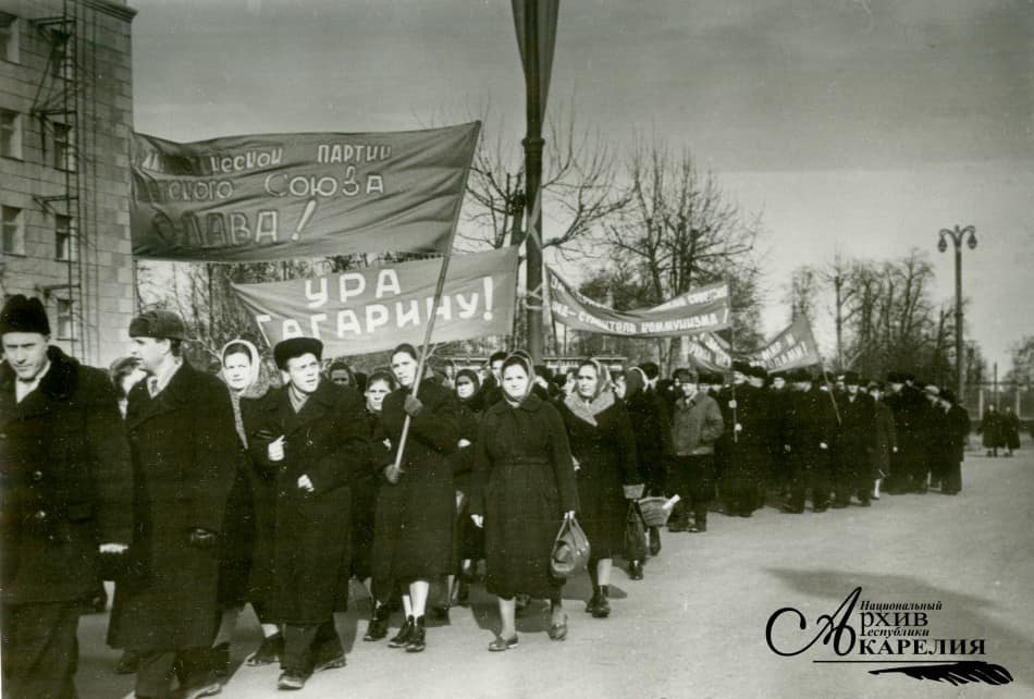 Жители г. Петрозаводска направляются на митинг, посвященный полету в космос Ю. А. Гагарина. Место и время съемки: Петрозаводск, 14 апреля 1961 г. Автор фото: Щеглов Е. А.