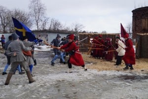 Народное гуляние началось с исторической реконструкции – битвы между шведами и русскими стрельцами, которые отстояли Кемскую крепость